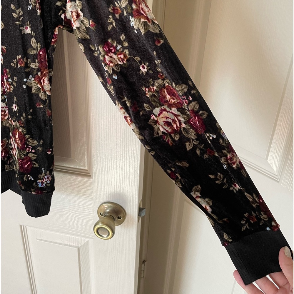 2/$12🌿 Bobeau NWOT Velvet Floral Long Sleeve Top - Black / Red - Picture 4 of 5